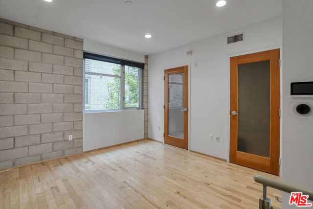 3450 Cahuenga Boulevard, Los Angeles CA: https://media.crmls.org/mediaz/06ff0eaf-fed7-4624-be83-5bd999544e53.jpg