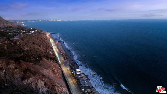 20438 Pacific Coast Highway, Malibu CA: https://media.crmls.org/mediaz/06ffd035-4ffe-4d6d-891a-b50f56f547d8.jpg