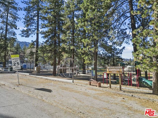 1197 Oriole Road, Wrightwood CA: https://media.crmls.org/mediaz/07009b2b-43ab-43f8-9e01-99e7406b6827.jpg