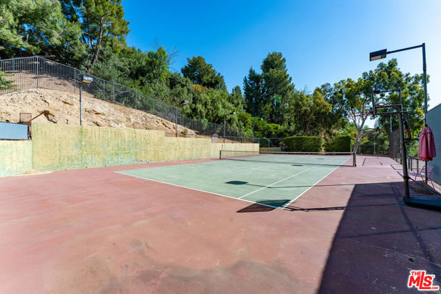 16145 High Valley Place, Encino CA: https://media.crmls.org/mediaz/0700e16f-d090-49b3-8bfa-6eefaae510a1.jpg