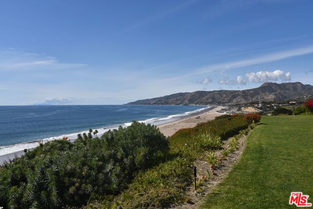 29700 Zuma Bay Way, Malibu CA: https://media.crmls.org/mediaz/07020da3-d16a-429c-84f6-40d91ddd3879.jpg
