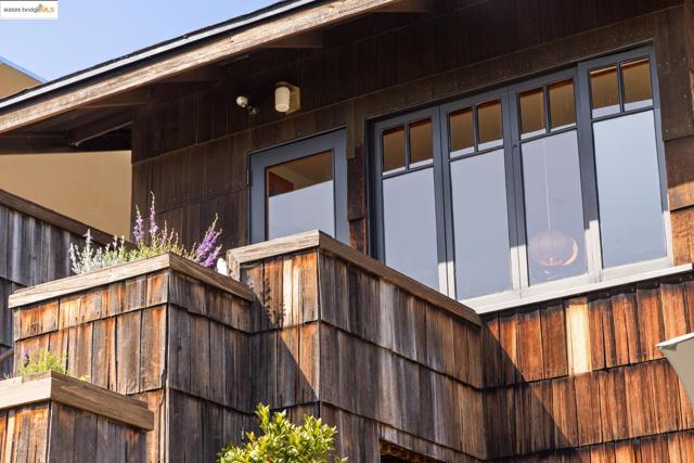 636 Vincente Ave, Berkeley CA: https://media.crmls.org/mediaz/07022495-64ec-474f-9eae-19b68490cb15.jpg