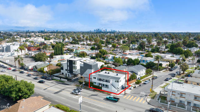 2664 S La Brea Avenue, Los Angeles CA: https://media.crmls.org/mediaz/0702584c-75a6-4183-9b54-617680dcf070.jpg