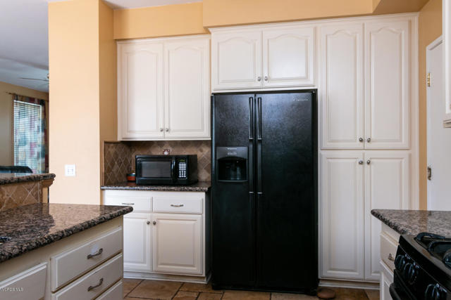 751 Paseo Nogales, Oxnard CA: https://media.crmls.org/mediaz/0702652d-fa6a-4a0a-934f-372ebad15a3e.jpg