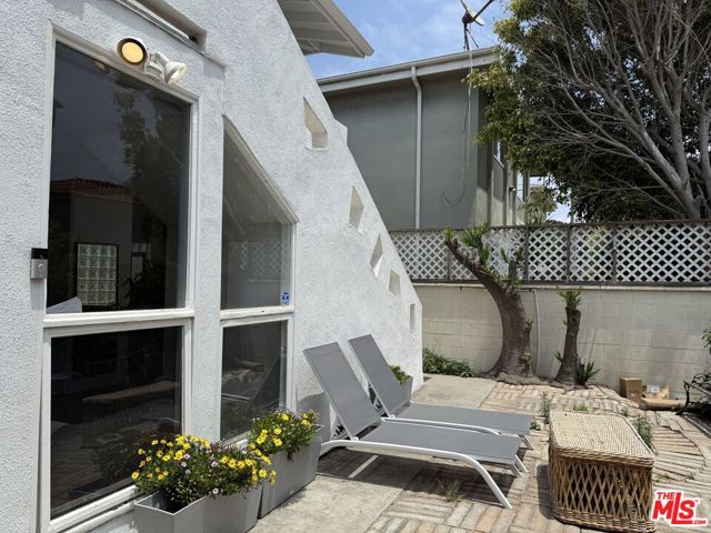 39 Westminster Avenue, Venice CA: https://media.crmls.org/mediaz/07028e45-395b-4dc0-93f1-c186fc0e59ee.jpg