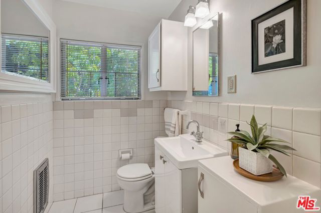 5513 Village, Los Angeles CA: https://media.crmls.org/mediaz/0702b813-b63d-4cb4-a4c3-bb3629b3bcda.jpg