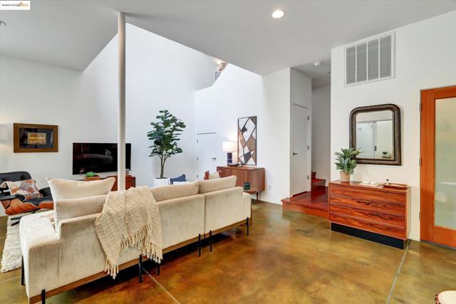2709 10th St, Berkeley CA: https://media.crmls.org/mediaz/07034ff3-cd38-48a3-85cc-b91402de20f6.jpg
