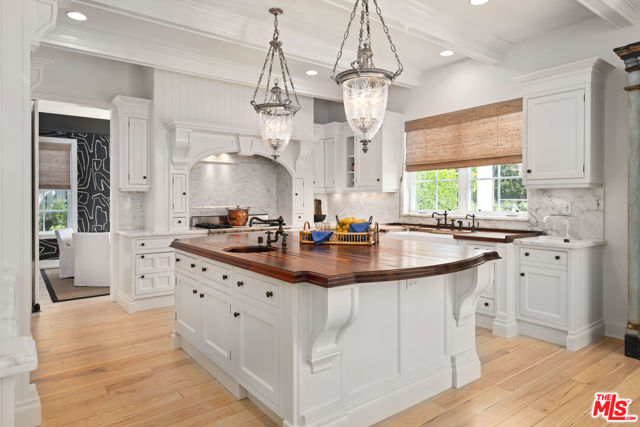 28870 Hampton Place, Malibu CA: https://media.crmls.org/mediaz/0703f541-2056-446f-9e17-2f46a4429bff.jpg