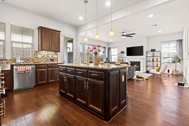 4440 Pine Mountain Way, Dublin CA: https://media.crmls.org/mediaz/07046ccb-681e-4a30-b397-e663a3a5b559.jpg