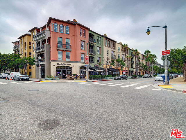 6020 S Seabluff Drive, Playa Vista CA: https://media.crmls.org/mediaz/07053863-e5b7-48ce-adf5-5993c727df82.jpg