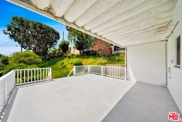 408 W Manchester Avenue, Playa del Rey CA: https://media.crmls.org/mediaz/0705f971-1ed1-43c8-a037-9c472728c8ba.jpg