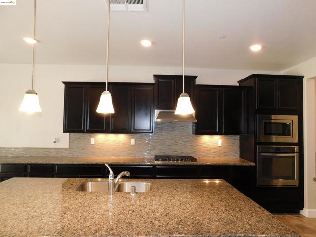 1090 Lavender St, Manteca CA: https://media.crmls.org/mediaz/07060deb-c5d4-4fcf-9232-7bf93c3cb296.jpg