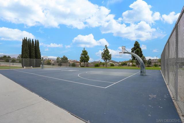 1670 Grasshopper Ln, Chula Vista CA: https://media.crmls.org/mediaz/07063818-281f-416f-ac94-8f514c473734.jpg