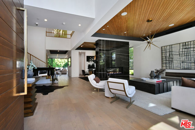 4544 Woodley Avenue, Encino CA: https://media.crmls.org/mediaz/0706827e-f476-4a30-8e5d-dee5c1991c36.jpg