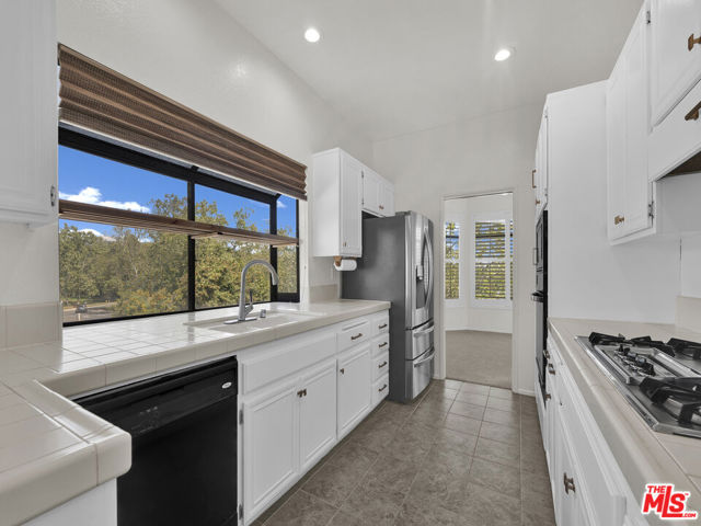 24 Green Brier Circle, Coto de Caza CA: https://media.crmls.org/mediaz/07075261-2fa7-4ed7-9e15-b1782f6b450f.jpg
