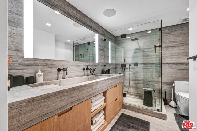 999 N Doheny Drive, West Hollywood CA: https://media.crmls.org/mediaz/0707a8fc-c437-4707-9b8a-aa4fa0145321.jpg