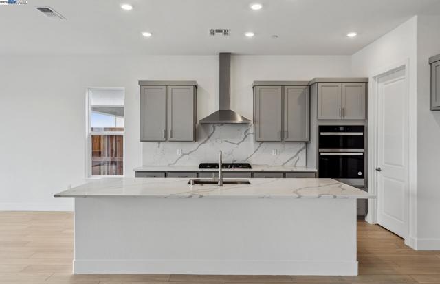 17685 Brightwood Avenue, Lathrop CA: https://media.crmls.org/mediaz/0707fd8e-29aa-46ae-93d8-61e1792589e1.jpg
