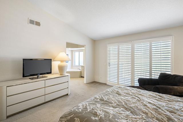 357 Desert Falls E Drive, Palm Desert CA: https://media.crmls.org/mediaz/0708b130-e79d-4b4c-aabe-d07fb71f428a.jpg