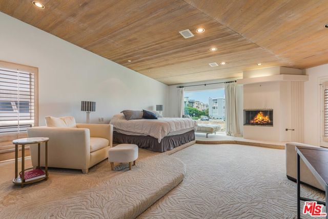 4611 Roma Court, Marina del Rey CA: https://media.crmls.org/mediaz/070967f2-8b27-4f1d-aa42-6c01f6992e45.jpg