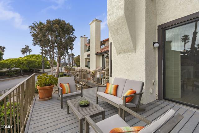 2205 Vina Del Mar, Oxnard CA: https://media.crmls.org/mediaz/0709c56a-e0bf-478e-94be-3b93278c9bd4.jpg