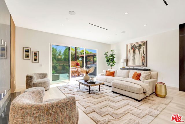 5730 Lasaine Avenue, Encino CA: https://media.crmls.org/mediaz/070a87c0-caf7-4613-94ae-5446f3abf344.jpg