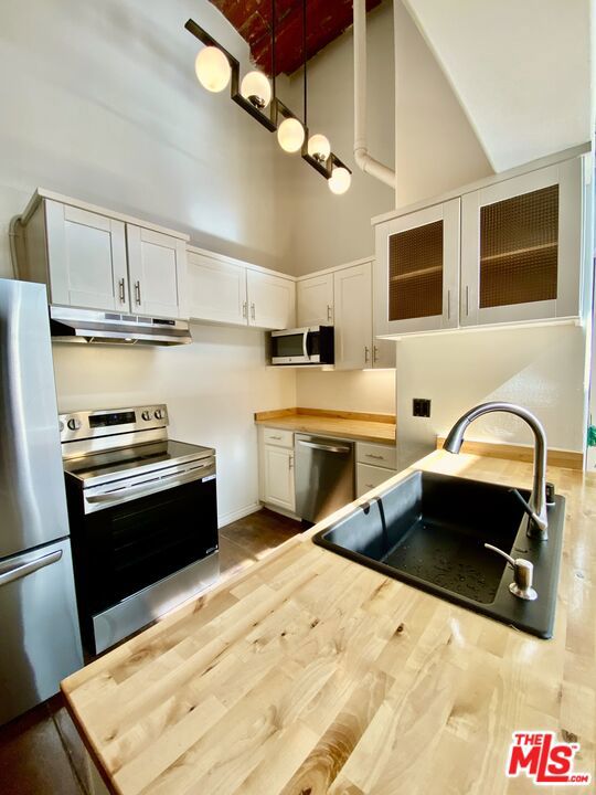 215 W 7th Street, Los Angeles CA: https://media.crmls.org/mediaz/070b1fef-8893-4f2d-a0bc-b15888befaac.jpg