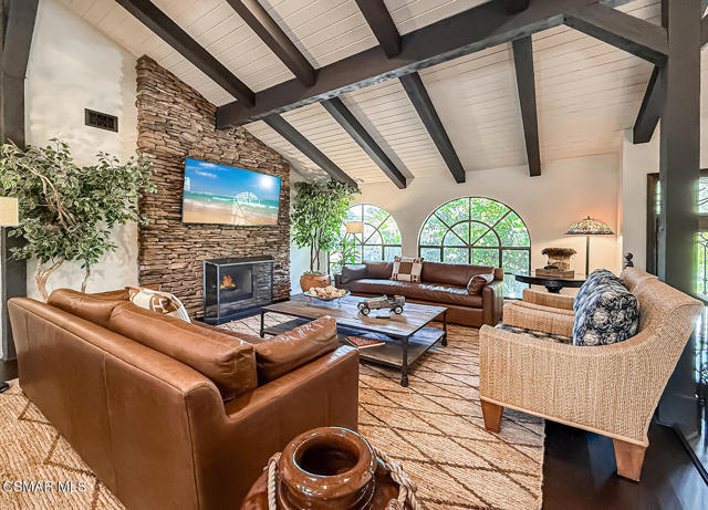 1832 Calle Salto, Thousand Oaks CA: https://media.crmls.org/mediaz/070b45e6-b5a3-4332-8387-1746058fac71.jpg