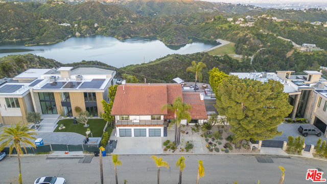 2028 Stradella Road, Los Angeles CA: https://media.crmls.org/mediaz/070b5489-e2d8-4642-979e-e48cf88460ee.jpg
