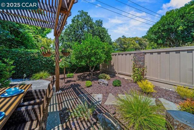 672 Savoy Ct, Walnut Creek CA: https://media.crmls.org/mediaz/070bf36d-1629-435e-905f-7cbb5d53a253.jpg