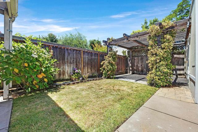 1137 Post St, Alameda CA: https://media.crmls.org/mediaz/070c0616-1e78-48e5-ada1-076df7d8dd43.jpg
