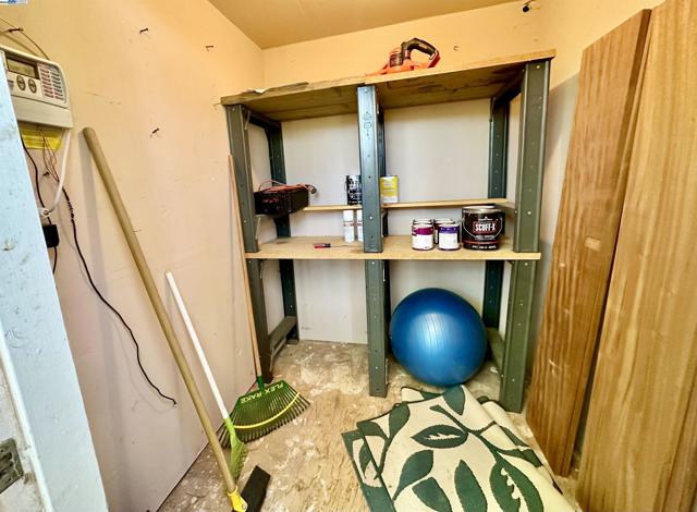 20340 Hunters Knls, Castro Valley CA: https://media.crmls.org/mediaz/070c6a2c-2826-4ee3-8f45-676fb9c6dcbe.jpg