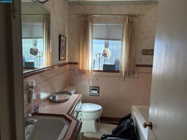 3041 Concord Blvd, Concord CA: https://media.crmls.org/mediaz/070cef31-5dd2-4afd-b1b6-65554bcc5473.jpg