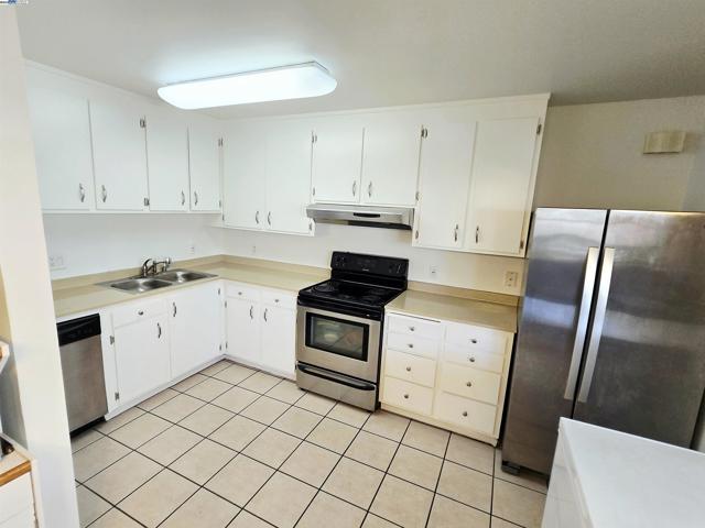 670 Fargo Ave, San Leandro CA: https://media.crmls.org/mediaz/070ea57c-f929-4663-9223-d07601cd23f2.jpg
