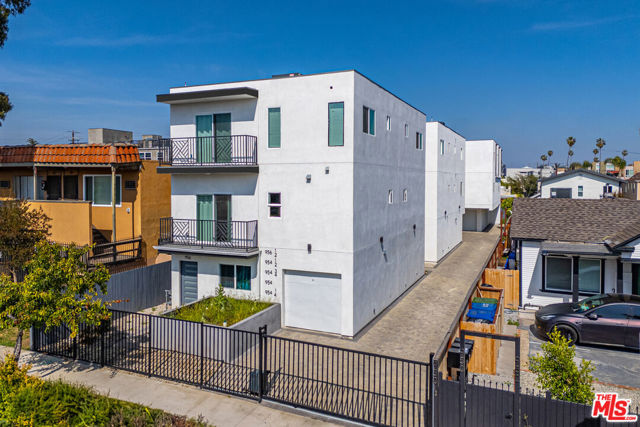 954 N Kingsley Drive, Los Angeles CA: https://media.crmls.org/mediaz/070eb017-b6be-41bf-89dd-a6c0b34da39e.jpg