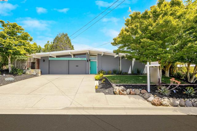 5893 Highwood Rd, Castro Valley CA: https://media.crmls.org/mediaz/07108220-d841-44e0-9102-c40a00413569.jpg