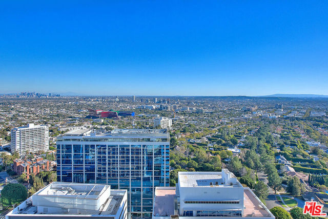 9255 Doheny Road, West Hollywood CA: https://media.crmls.org/mediaz/0711640b-056f-49bd-bb3a-5d689d9c9fd8.jpg