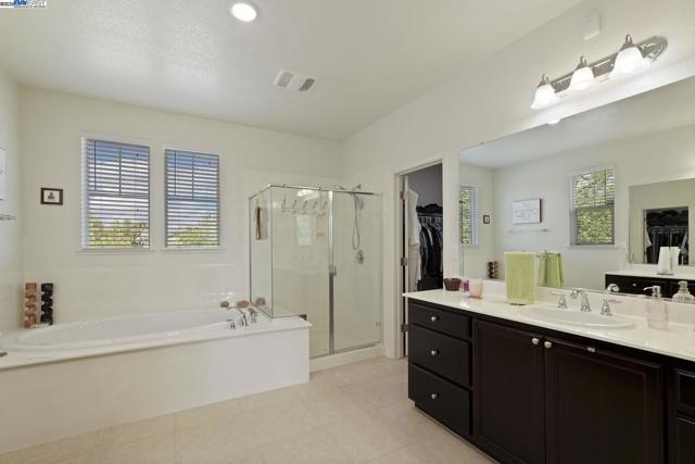 247 N Menlo Park Ct, Mountain House CA: https://media.crmls.org/mediaz/07116b8f-c759-4079-aa50-d592e9f80961.jpg