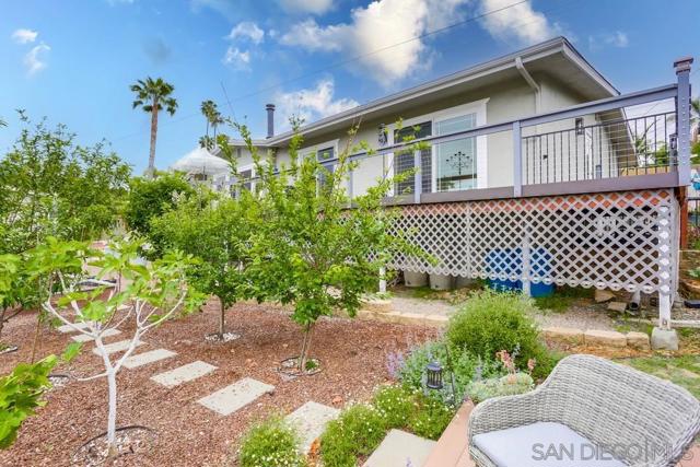 2293 Alta Vista Drive, Vista CA: https://media.crmls.org/mediaz/071186f6-718f-4392-bcec-cae90d9704a4.jpg