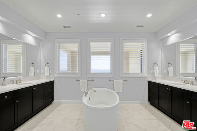 20326 W Liverpool Way, Porter Ranch CA: https://media.crmls.org/mediaz/0711c6b2-920c-471e-8f51-f99a4148a661.jpg