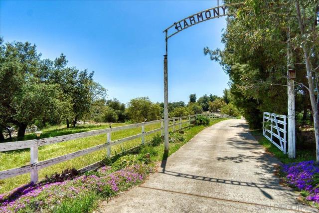 24903 Oakana Rd, Ramona CA: https://media.crmls.org/mediaz/07120926-53a7-4db7-8955-f8b52096dda8.jpg