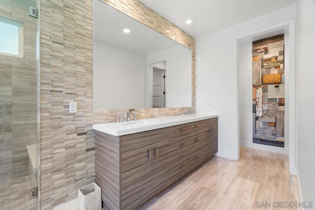 1180 Devonshire Dr, Encinitas CA: https://media.crmls.org/mediaz/07124d62-8ec9-4fa0-b94c-83a9a6c51980.jpg