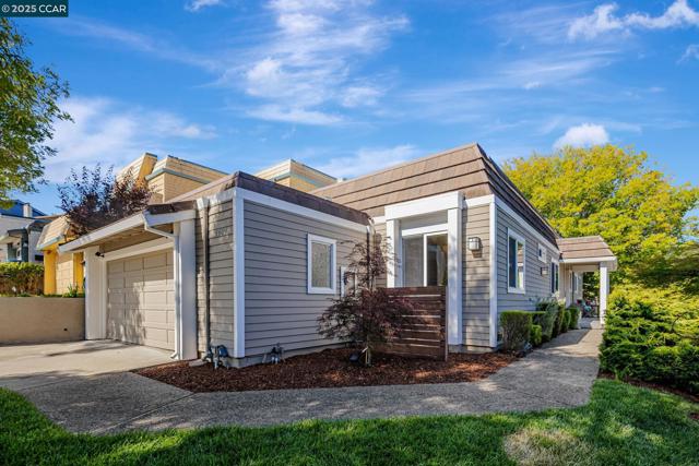2280 Hastings Dr, Belmont CA: https://media.crmls.org/mediaz/07130493-7bff-40cd-b3f5-fb65b7dea863.jpg