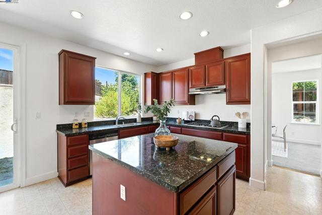3909 Danbury Way, Fairfield CA: https://media.crmls.org/mediaz/0713e554-3107-4496-a294-07509ee55097.jpg