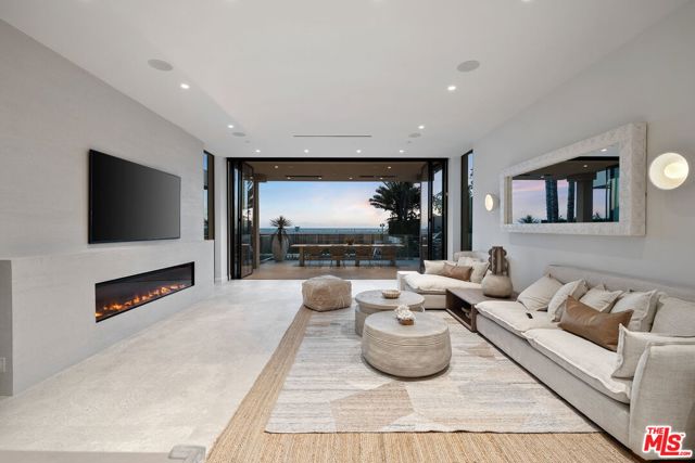 Image 37 of 47 For 938 Palisades Beach Road