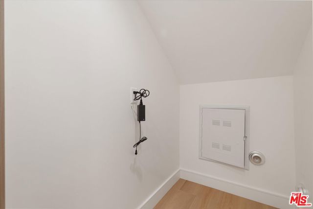 5530 1/2 Sunnyslope Avenue, Sherman Oaks CA: https://media.crmls.org/mediaz/07154325-9fb3-4816-8673-77fae16d2aca.jpg