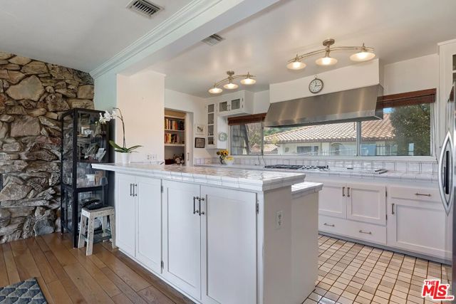 13490 Firth Drive, Beverly Hills CA: https://media.crmls.org/mediaz/0715aac0-4bb5-43f9-a93a-c5119868287f.jpg
