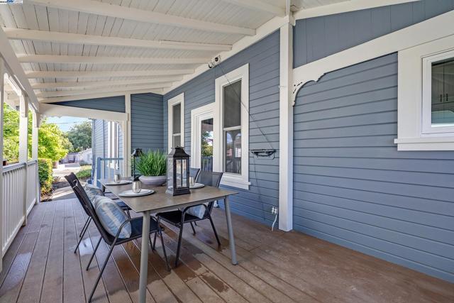 624 N 17Th St, San Jose CA: https://media.crmls.org/mediaz/0715ba8c-fdfe-4551-b307-524895e06040.jpg