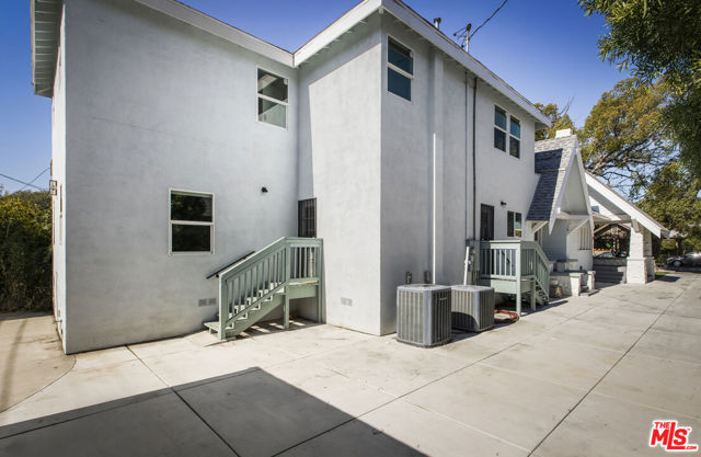 2074 W 29th Street, Los Angeles CA: https://media.crmls.org/mediaz/0716416e-9ad9-4e6e-a1fa-3ad6895da289.jpg