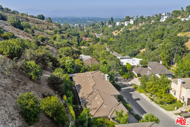 3697 Benedict Canyon Lane, Sherman Oaks CA: https://media.crmls.org/mediaz/07168514-fa28-4f9a-a35f-676da2711075.jpg