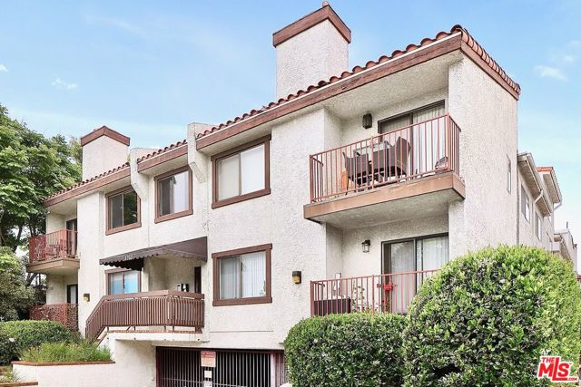 3763 S Bentley Avenue, Los Angeles CA: https://media.crmls.org/mediaz/07168870-dc12-49c7-bbbd-553492c73e7f.jpg